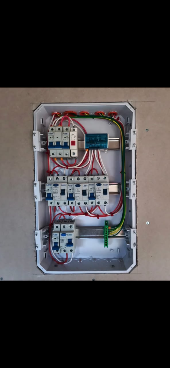 Montaje de Tablero de Distribución Eléctrica Industrial